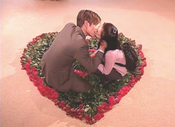 B.D.15.1.jpgs.jpg (108.32 KiB) Megtekintve 15455 alkalommal A rózsákra tuja ágakat tettek, hogy ne szúrja őket a rózsa tövis.