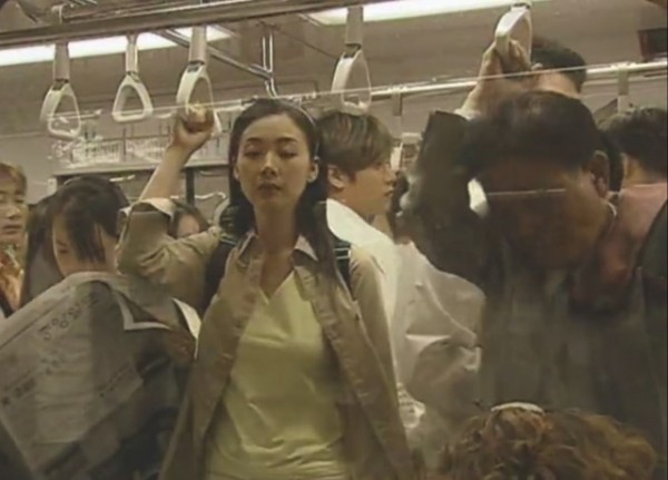 A metróban észre sem veszik egymást. Min Chul elmegy Yon Soo háta mögött, nem is érzik egymás jelenlétét.